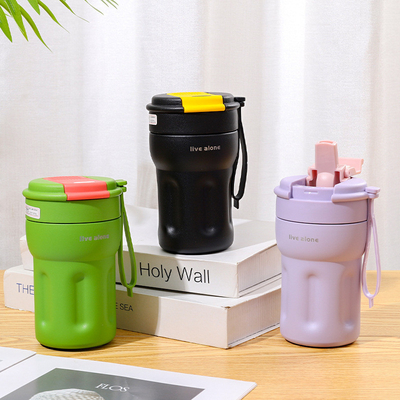 Les hôtels et les centres de villégiature doivent avoir une tasse de café isolée portable avec double paille