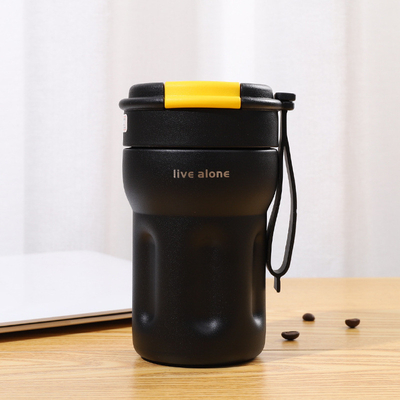 Les hôtels et les centres de villégiature doivent avoir une tasse de café isolée portable avec double paille
