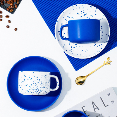 Exquise tasse à café en céramique bleue Klein pour l'impression de logos personnalisés