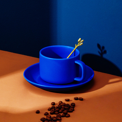Exquise tasse à café en céramique bleue Klein pour l'impression de logos personnalisés