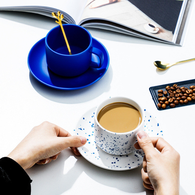 Exquise tasse à café en céramique bleue Klein pour l'impression de logos personnalisés