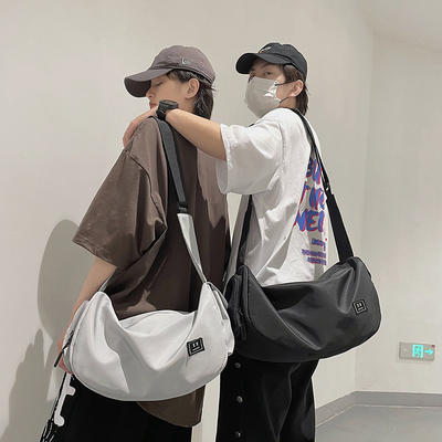 Sac de voyage imperméable au nylon sur mesure, cadeau parfait pour les clients d'entreprise.