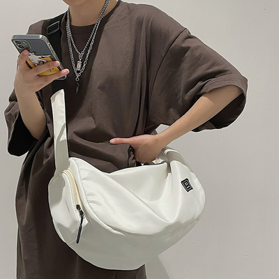 Sac de voyage imperméable au nylon sur mesure, cadeau parfait pour les clients d'entreprise.