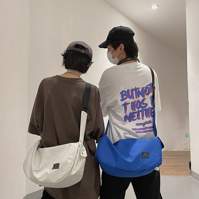 Sac de voyage imperméable au nylon sur mesure, cadeau parfait pour les clients d'entreprise.