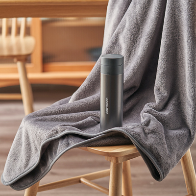 Un ensemble chaleureux avec une couverture de repos en deux pièces