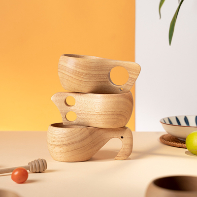 Améliorez votre équipement de voyage avec une tasse de café finlandaise intégrée en bois complet