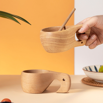 Améliorez votre équipement de voyage avec une tasse de café finlandaise intégrée en bois complet