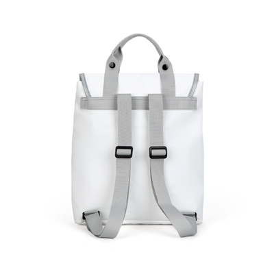 Un sac à dos coloré, de grande capacité et un design minimaliste