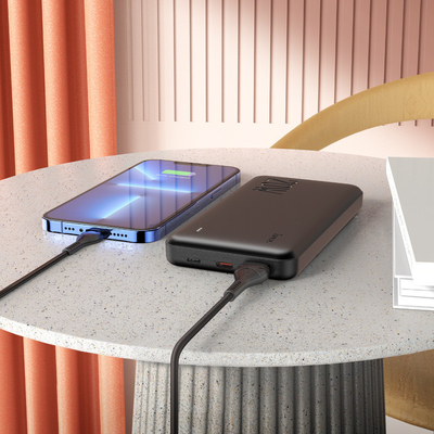 Cadeau de bureau incontournable: une batterie de 10000 mAh avec écran LED et charge rapide