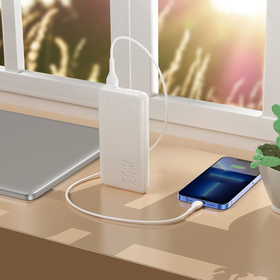Cadeau de bureau incontournable: une batterie de 10000 mAh avec écran LED et charge rapide