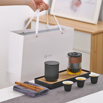 Découvrez la simplicité de notre ensemble de thé de style minimaliste pour les promotions