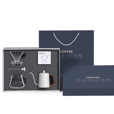 Boîte cadeau pour ustensiles de café 5 pièces avec une tasse de filtre à brasserie à la main, un thermomètre de pot partagé et du papier filtre