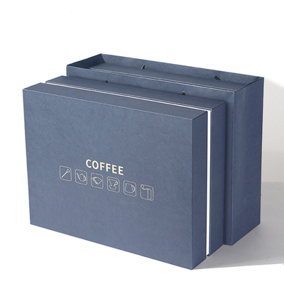 Boîte cadeau pour ustensiles de café 5 pièces avec une tasse de filtre à brasserie à la main, un thermomètre de pot partagé et du papier filtre