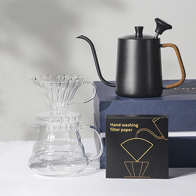 Boîte cadeau pour ustensiles de café 5 pièces avec une tasse de filtre à brasserie à la main, un thermomètre de pot partagé et du papier filtre