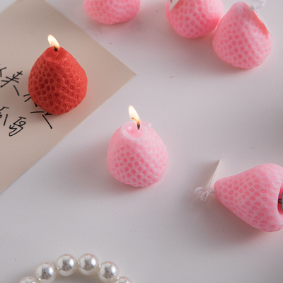 Ajoutez une touche de couleur à votre bureau avec cette bougie d'aromathérapie à la fraise personnalisable
