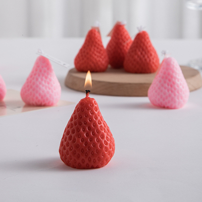 Ajoutez une touche de couleur à votre bureau avec cette bougie d'aromathérapie à la fraise personnalisable