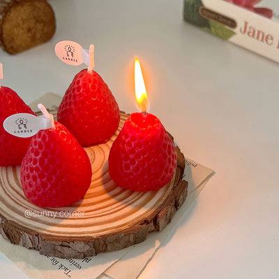 Ajoutez une touche de couleur à votre bureau avec cette bougie d'aromathérapie à la fraise personnalisable