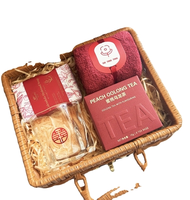 Un ensemble de cadeaux pour les invités.