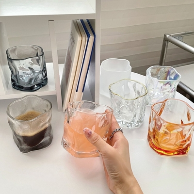 Un ensemble de cadeaux pour les invités.