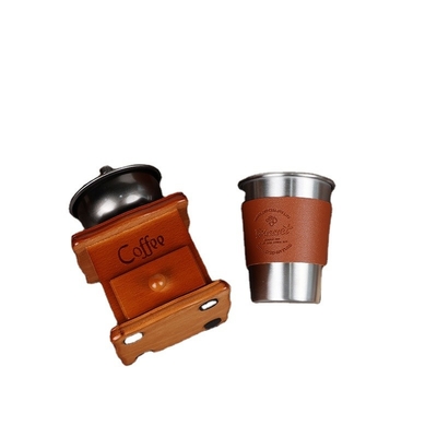 L'expérience du luxe avec des affaires Souvenirs en cuir à la main Tasses de café et aromathérapie