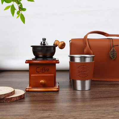 L'expérience du luxe avec des affaires Souvenirs en cuir à la main Tasses de café et aromathérapie