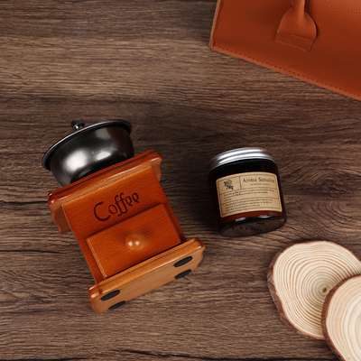 L'expérience du luxe avec des affaires Souvenirs en cuir à la main Tasses de café et aromathérapie