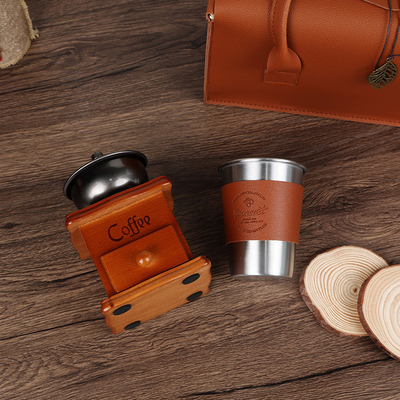 L'expérience du luxe avec des affaires Souvenirs en cuir à la main Tasses de café et aromathérapie