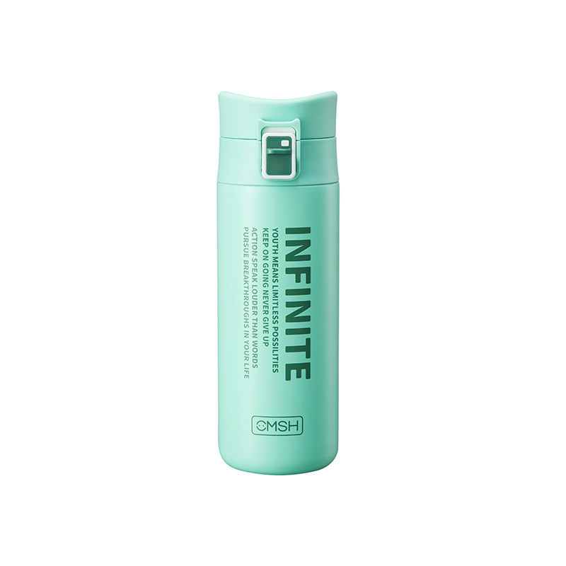 Essentiel pour les employés des hôtels et centres de villégiature Une tasse d'eau isolée à la mode