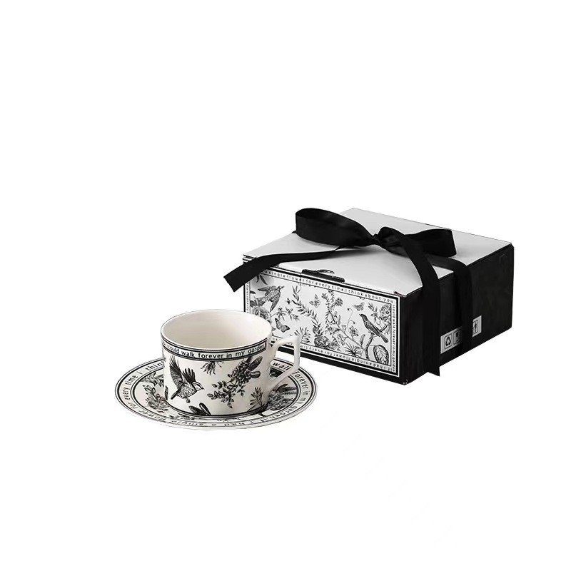 Ajoutez une touche de couleur à vos cadeaux avec ce set de tasses et assiettes de style français rétro