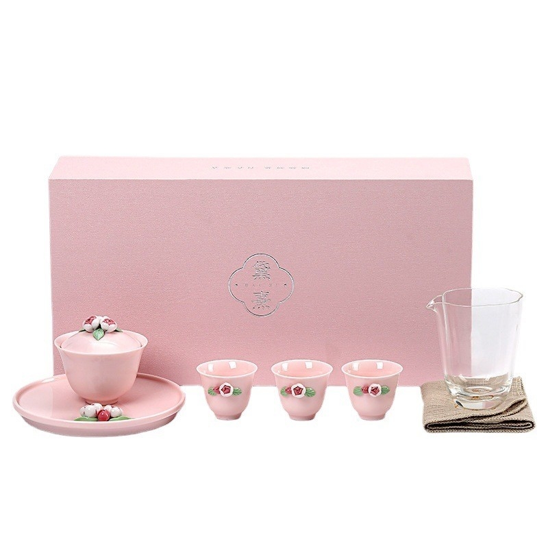 Le thé en céramique rose est un cadeau parfait pour le thé féminin le jour de la déesse.