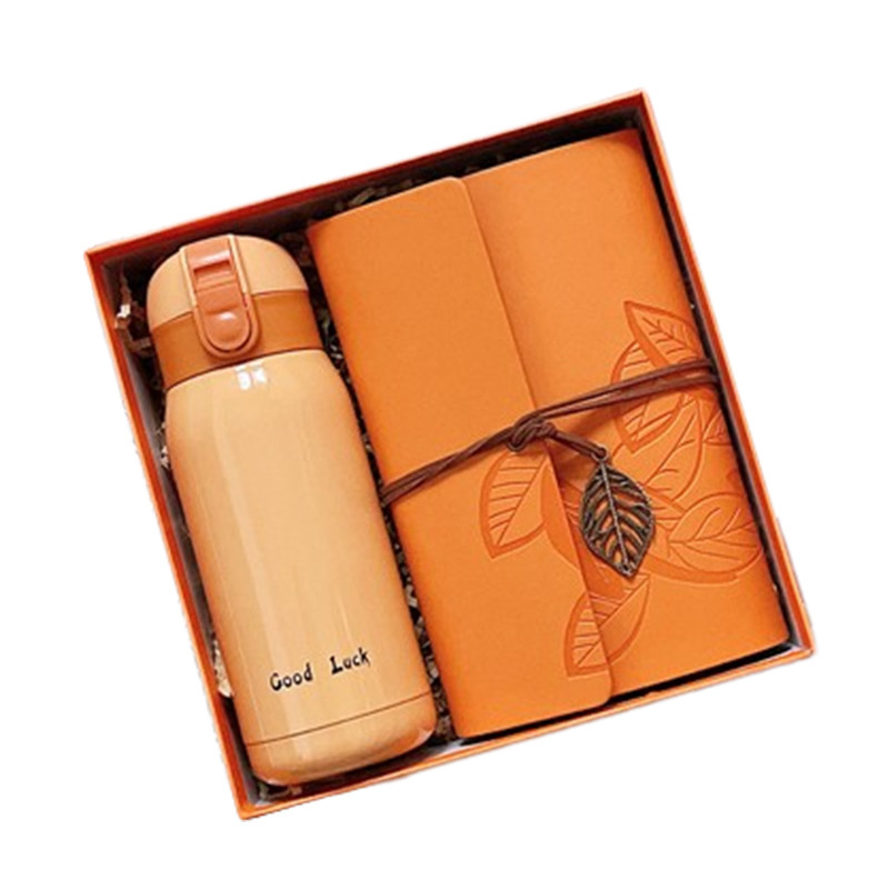 Couleur orange personnalisée cadeau d'entrée de mode avec une tasse chaude carnet de notes Bonne chance pendentif