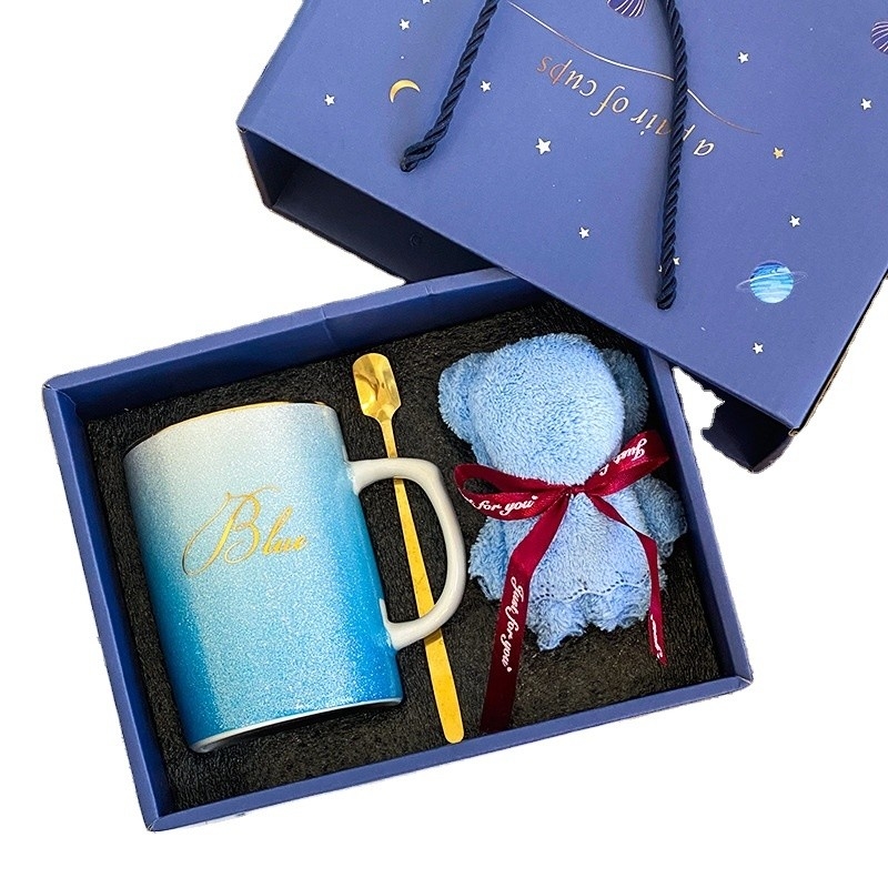 Rendez sa journée spéciale avec cette tasse en céramique et un ensemble de serviettes en or dans le style créatif Ins