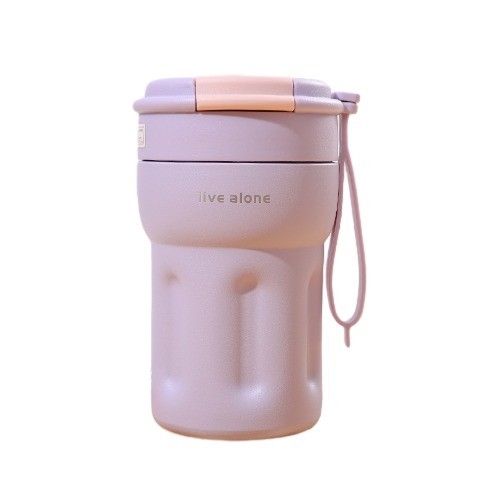 Les hôtels et les centres de villégiature doivent avoir une tasse de café isolée portable avec double paille