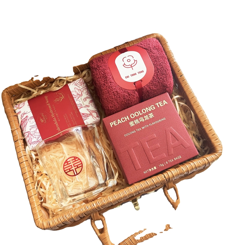 Un ensemble de cadeaux pour les invités.